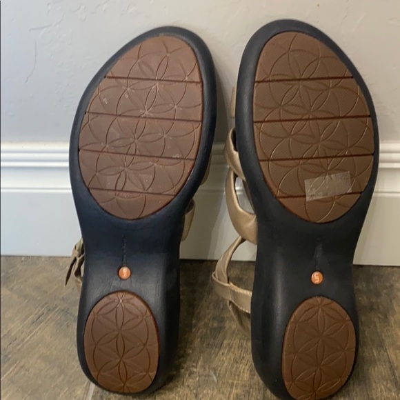 Clark’s unstructured leather braided sandals. 10W. - Picture 6 of 8